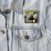 Badge Carré 5 Cm Un aviateur passe à travers un champ humide (En situation)