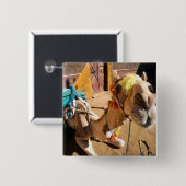 Badge Carré 5 Cm Un chameau convivial attend son prochain coureur, (Devant & derrière)