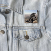 Badge Carré 5 Cm Un chef d'équipage cherche une activité suspecte (En situation)