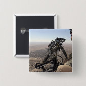 Badge Carré 5 Cm Un chef d'équipage cherche une activité suspecte (Devant & derrière)