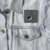 Badge Carré 5 Cm Un cratère sur Mars (En situation)