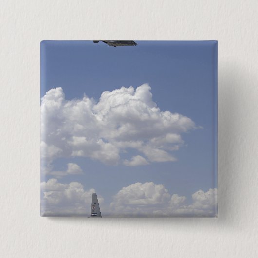 Badge Carré 5 Cm Un CV-22 Osprey survole un Hercules C-130 (Devant)