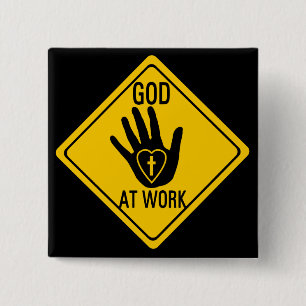 BADGE CARRÉ 5 CM UN DIEU AU TRAVAIL. CROIX CURATIVE JÉSUS DE COEUR