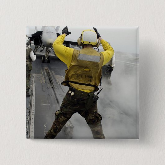 Badge Carré 5 Cm Un directeur d'aéronef signale un F/A-18C Hornet (Devant)