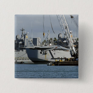 Badge Carré 5 Cm Un F-15 Eagle obtient un ascenseur d'une grue de