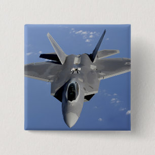 Badge Carré 5 Cm Un F-22 Raptor prend position pour recevoir le F2
