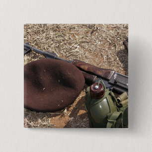 Badge Carré 5 Cm Un fusil, une couverture militaire et une cantine
