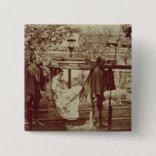 Badge Carré 5 Cm Un geisha étant porté dedans des ordures (photo