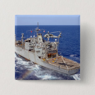 Badge Carré 5 Cm Un hélicoptère dégage le poste de pilotage