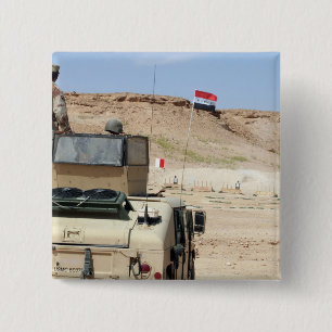 Badge Carré 5 Cm Un instructeur regarde comme un soldat de l'armée