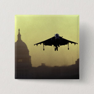 Badge Carré 5 Cm Un jet Harrier atterrissant sur le Mall à l'aube a
