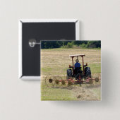 Badge Carré 5 Cm Un jeune garçon conduisant une moisson de tracteur (Devant & derrière)