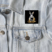 Badge Carré 5 Cm Un lapin gris génial en feu (En situation)