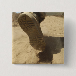 Badge Carré 5 Cm Un soldat américain marche le long d'un chemin de 
