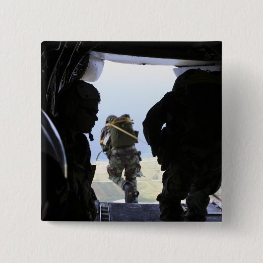 Badge Carré 5 Cm Un soldat effectue un saut en ligne statique (Devant)