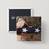 Badge Carré 5 Cm Un soldat tient le drapeau américain (Devant & derrière)
