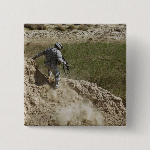 Badge Carré 5 Cm Un spécialiste descend