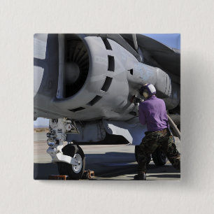 Badge Carré 5 Cm Un technicien en carburant d'aviation fixe une con