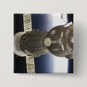 Badge Carré 5 Cm Un vaisseau spatial de Soyuz backdropped par la