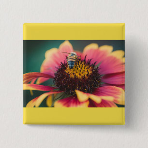 Badge Carré 5 Cm Une abeille sur une fleur