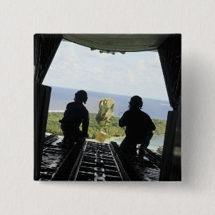 Badge Carré 5 Cm Une boîte de marchandises humanitaires