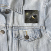 Badge Carré 5 Cm Une collision entre des objets massifs dans l'espa (En situation)