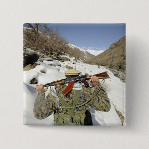 Badge Carré 5 Cm Une garde de Mujahadeen marche avec le membe de