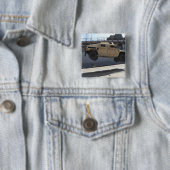 Badge Carré 5 Cm Une grue monte un M998 Humvee (En situation)