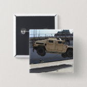 Badge Carré 5 Cm Une grue monte un M998 Humvee (Devant & derrière)