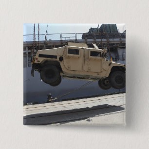 Badge Carré 5 Cm Une grue monte un M998 Humvee