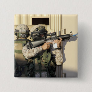 Badge Carré 5 Cm Une infanterie surveillent des objectifs son arme