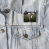 Badge Carré 5 Cm Une jeune chèvre (En situation)