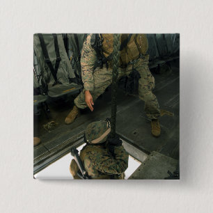 Badge Carré 5 Cm Une marine envoie une marine semblable en bas de