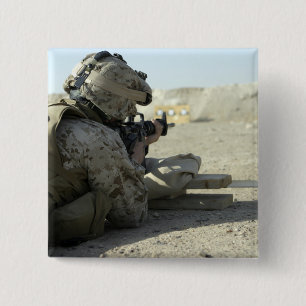 Badge Carré 5 Cm Une marine met le feu à un fusil de service M16A2