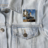 Badge Carré 5 Cm Une vue Space Shuttle Atlantis sur Launch Pad 39A (En situation)