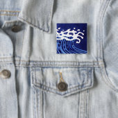 BADGE CARRÉ 5 CM VAGUES #1 (En situation)