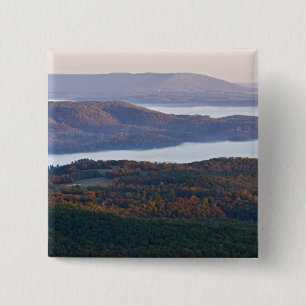 Badge Carré 5 Cm Vallées brumeuses et feuillage d'automne dans Ozar