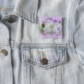 Badge Carré 5 Cm Violettes africaines violettes et blanches (En situation)
