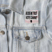 Badge Carré 5 Cm Vote Dog avec drapeau américain (En situation)