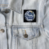 Badge Carré 5 Cm Vue de la Terre entière centrée sur l'océan Pacifi (En situation)