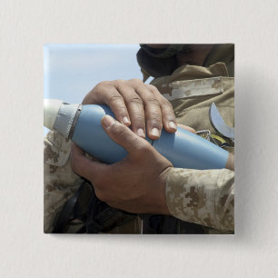 Badge Carré 5 Cm Vue d'ensemble d'un soldat faisant crader une muni