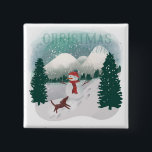 Badge Carré 5 Cm Winter Wonderland - Christmas Snowman<br><div class="desc">Winter Wonderland IV | Un mignon bonhomme de neige en accessoires hivernaux joue avec un chien dans la neige hivernale. | 57090HR</div>