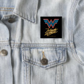 Badge Carré 5 Cm WW84 | Logo Wonder Woman Neon Light (En situation)