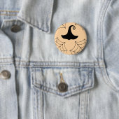 badge casquette de sorcières Halloween cobweb (En situation)