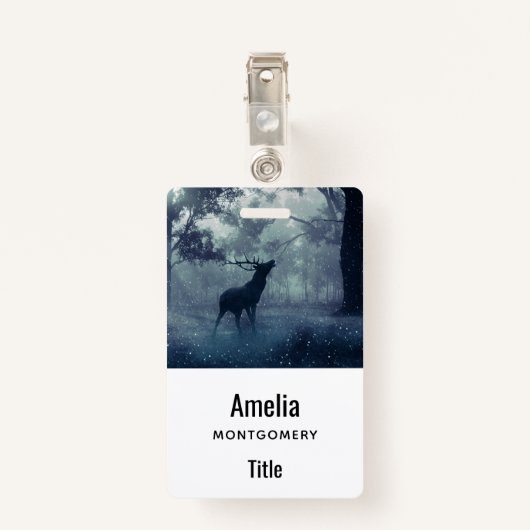 Badge Cerf avec Antlers dans une forêt ombragée (Dos avec clip)