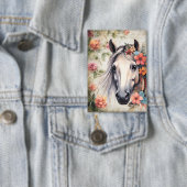 Badge Cheval blanc dans les fleurs. (Insitu)