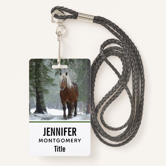 Badge Cheval Brown dans une forêt d'hiver avec chute de  (Devant avec lanière)