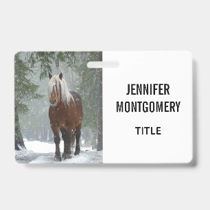 Badge Cheval brun dans une forêt hivernale avec neige qu