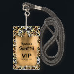 Badge Chic Leopard Sweet 16e Anniversaire Invitation VIP<br><div class="desc">Un élégant faux feuillard doré recouvre un motif empreinte de léopard sauvage sur cette invitation de fête d'anniversaire sweet sixteen VIP pass imprimé sur un badge plastique unique - commande avec ou sans cordon. CORRESPONDANCE d'objets dans notre collection.</div>