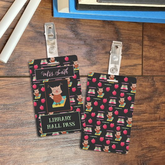 Badge Chouette Brown sur un laissez-passer de bibliothèq